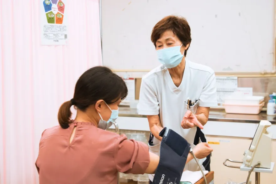 患者さんに処置をする看護師